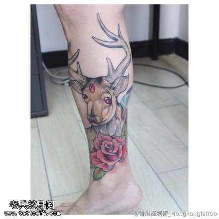 腿部彩色羚羊玫瑰花纹身图案