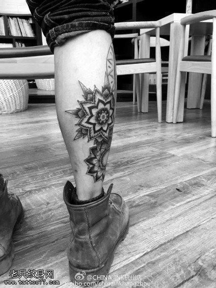 腿部点刺太阳花刺客纹身图案
