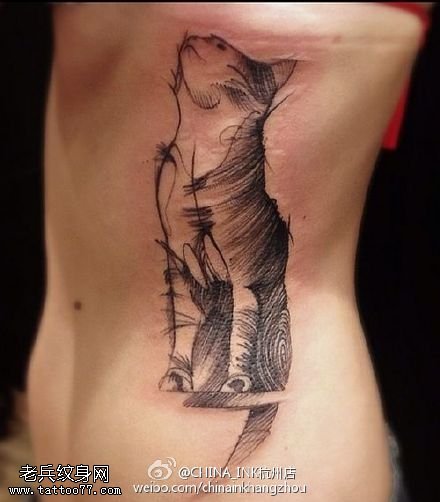 腰部点刺漫画风格猫咪纹身图案