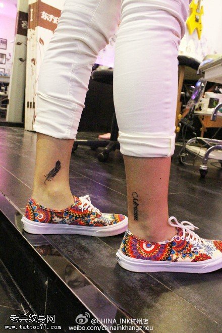 脚腕点刺单色黑色羽毛纹身图案