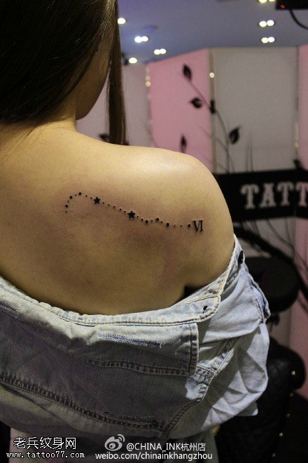 肩头清新点点连着小星星纹身图案