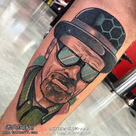 欧美风插画风格眼镜男纹身图案