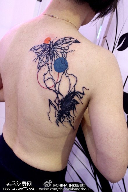 背部点刺墨色黄蜂纹身图案