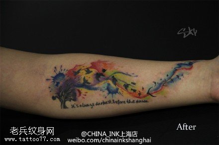 胳膊水彩抽象霓虹纹身图案