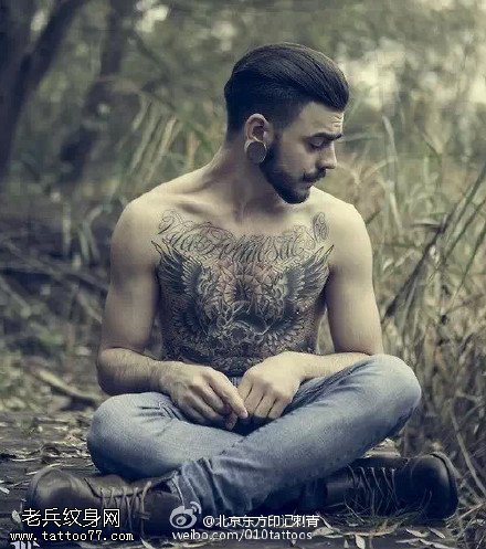 欧美男子经典翅膀图腾纹身图案