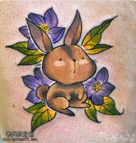 精美彩绘花卉中的兔子纹身图案