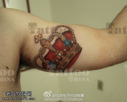 手臂彩绘皇冠纹身图案
