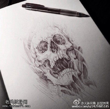 手绘惊悚的骷髅纹身图案