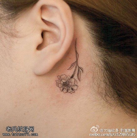 耳朵后面的小花纹身图案