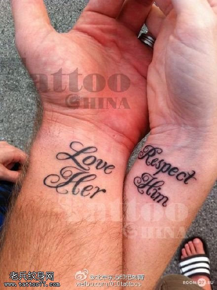 情侣手腕上的花体英文纹身图案
