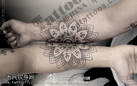 情侣手臂经典的梵花纹身图案