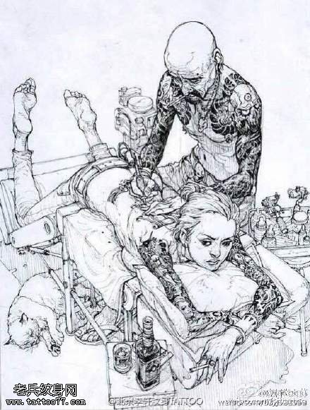 正在纹身的美女纹身图案