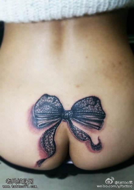 臀部精美的蝴蝶结纹身图案