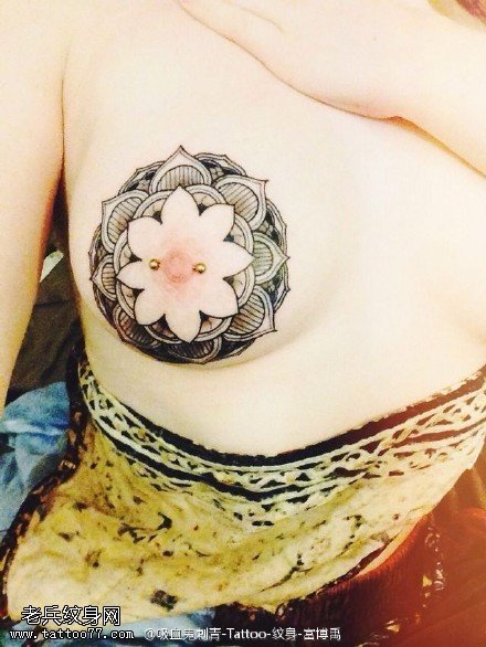 咪咪上一朵莲花纹身图案