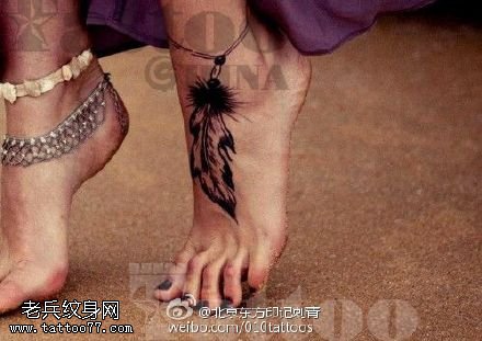 优美的羽毛脚链纹身图案
