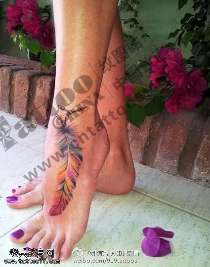 彩色漂亮的羽毛纹身图案