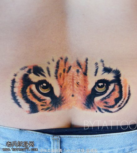 臀部逼真的老虎纹身图案