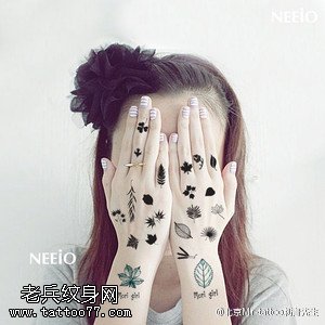手指上的羽毛树叶纹身图案
