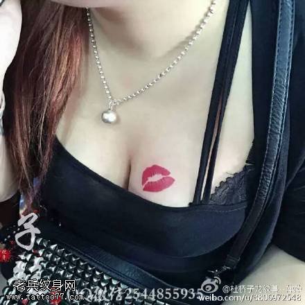 咪咪上的香吻纹身图案