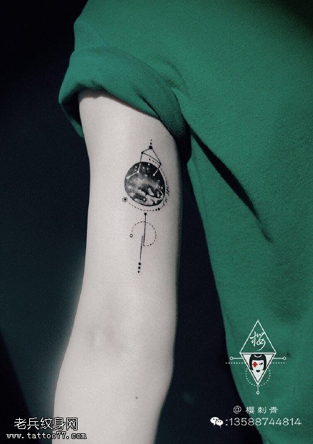 胳膊上几何元素星系纹身图案