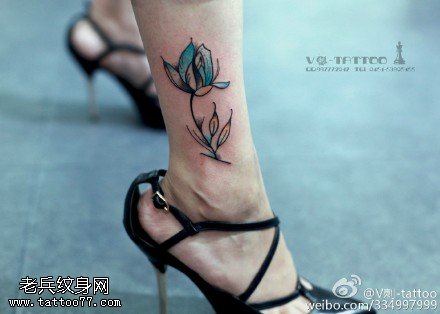 脚腕上的蓝莲花纹身图案