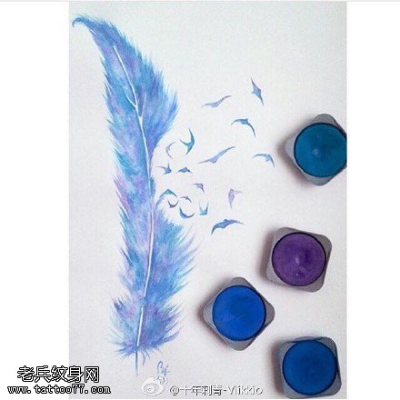 手稿蓝色的羽毛纹身图案