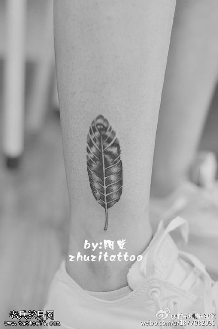 脚腕上的鹅毛纹身图案