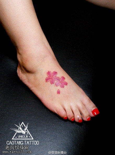 脚面上精致的樱花纹身图案