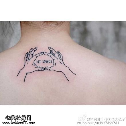背部可爱的小手纹身图案
