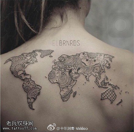 背部经典的地图纹身图案