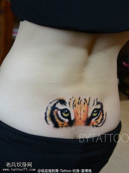 腰部逼真的老虎纹身图案