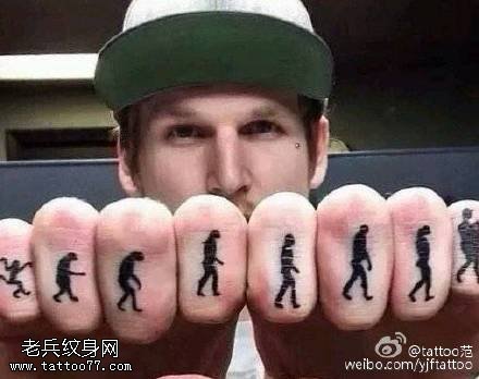 手指上猿猴到人的进化纹身图案