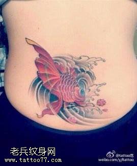 腰部经典的小鲤鱼纹身图案