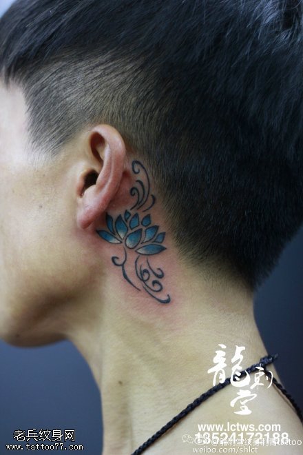 耳朵后的莲花纹身图案