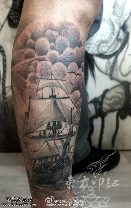 小腿上经典的帆船纹身图案