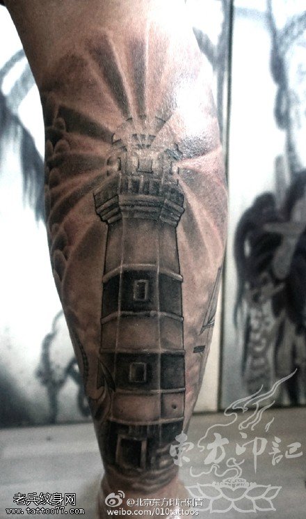 小腿上经典的灯塔纹身图案