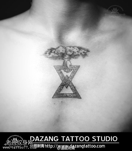 胸前三角形纹身图案