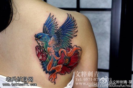 肩膀上的花鸟纹身图案