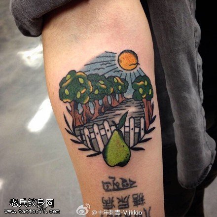 胳膊上的田野小道纹身图案