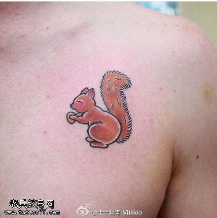 肩膀的小松鼠纹身图案