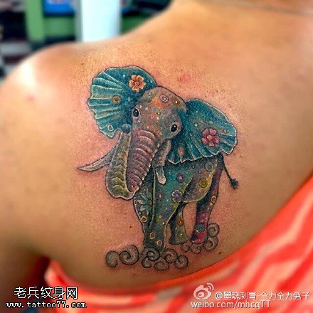 经典彩绘的小象纹身图案