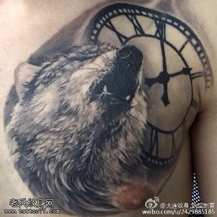 肩部霸气的狼纹身图案