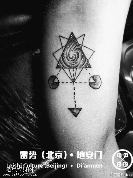 潇洒帅气三角形纹身图案