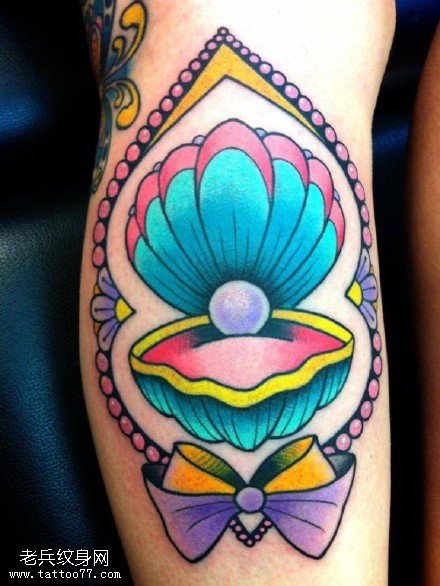 色彩鲜艳的气球蝴蝶结纹身图案