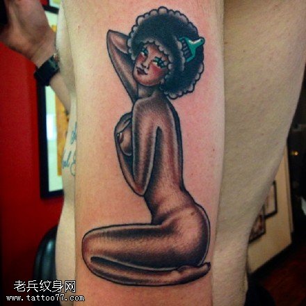 欧美风窈窕身材的美女纹身图案