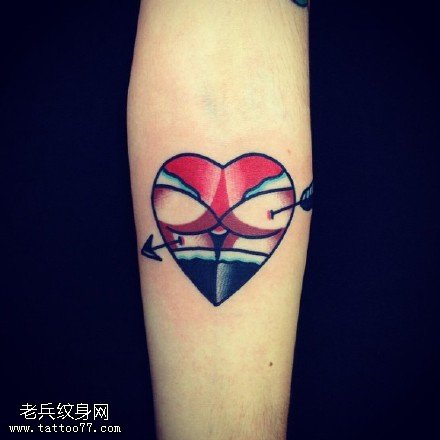 彩色一箭穿心纹身图案