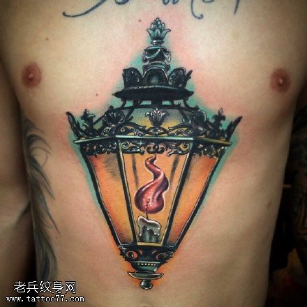胸前的宝灯纹身图案