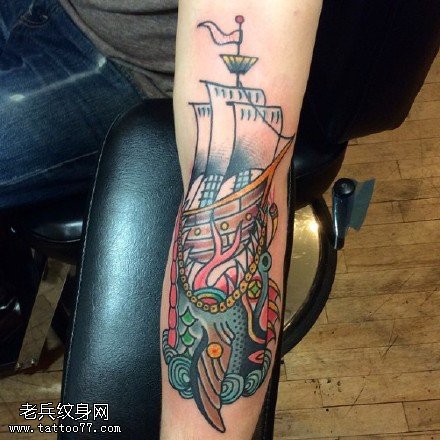 欧美风彩绘帆船纹身图案