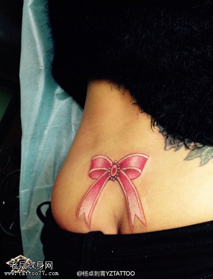 女性臀部性感蝴蝶结纹身图案
