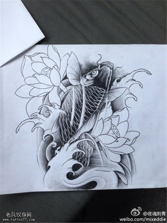 传统鲤鱼莲花纹身图